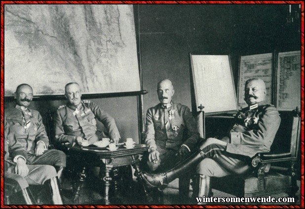 Generalfeldmarschall von Hindenburg und sein Generalstabschef
Ludendorff im Hauptquartier der 2. Österreichischen Armee
(Böhm-Ermolli).
