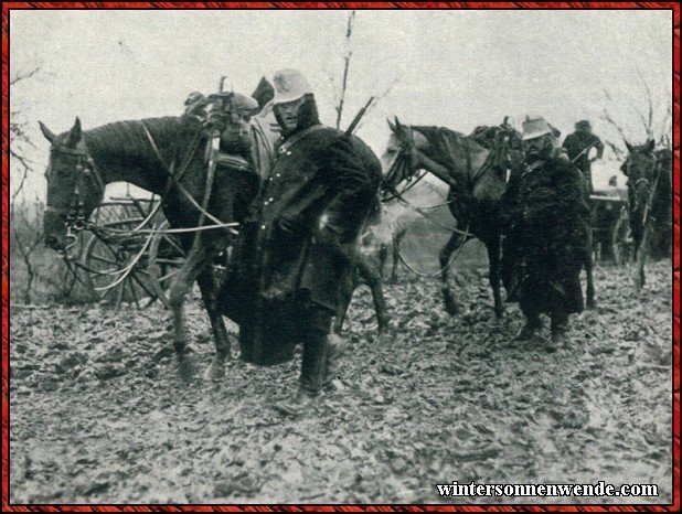 Österreichische Kavallerie beim Vormarsch auf den grundlosen
Wegen Serbiens 1914.