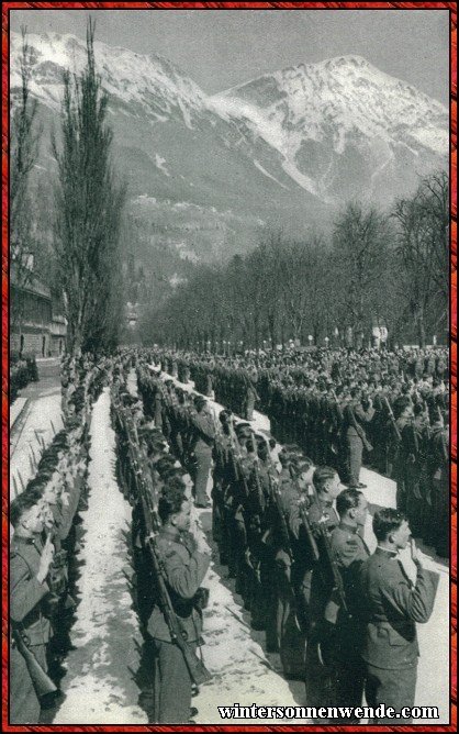 Truppen des ehemaligen österreichischen Bundesheeres werden
in Innsbruck auf Adolf Hitler vereidigt.