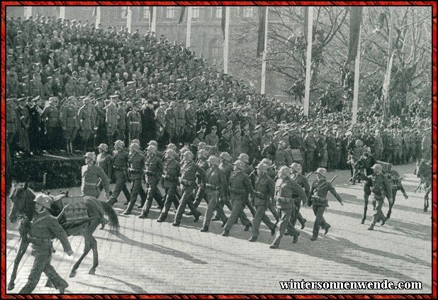 Die erste großdeutsche Parade.