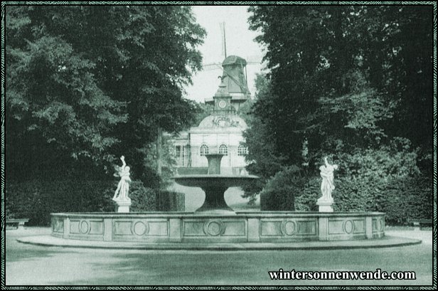 Potsdam. Park von Sanssouci. Blick auf die historische Mühle.