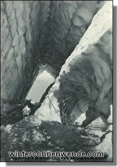 Stollenausgänge aus dem Gletscher, die durch die Wanderung des Gletschers sich immer schiefer stellen.