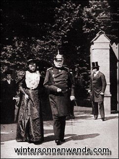 Otto von Bismarck mit Charlotte von Sachsen-Meiningen in Friedrichsruh, 1895.