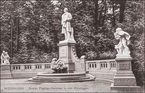 Wiesbaden, das Gustav Freytag-Denkmal in den Kuranlagen.
