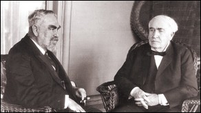 Oskar von Miller, links, mit Thomas Alva Edison.