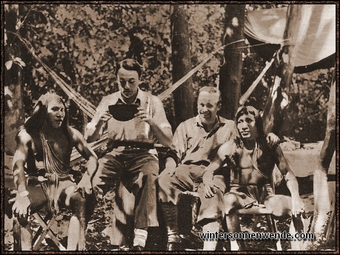 Der junge deutsche Forscher Schultz-Kampfhenkel mit seinem Assistenten Gerd Kahle
im Urwald von Brasilianisch-Guayana mit Häuptlingen der von ihm entdeckten
Indianerstämme.