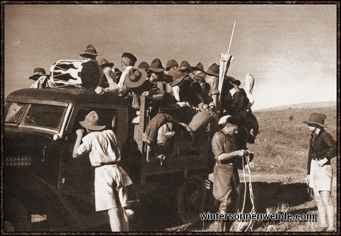 Hitlerjungen auf großer Fahrt in der Steppe Südamerikas.