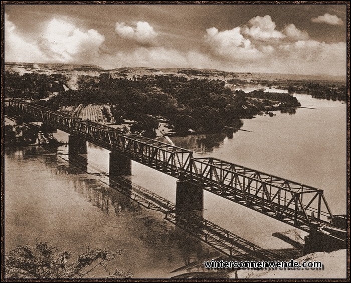 Um diese gewaltige Brücke über den Chirafluß in Peru zu bauen,
wurden deutsche Ingenieure einer deutschen Brückenbaufirma nach Peru
berufen.