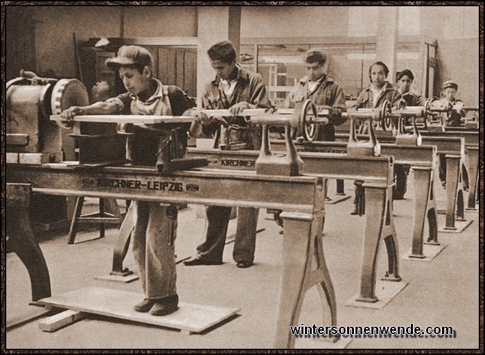 In der Lehrlingswerkstatt eines mexikanischen Werkes stehen deutsche
Maschinen.