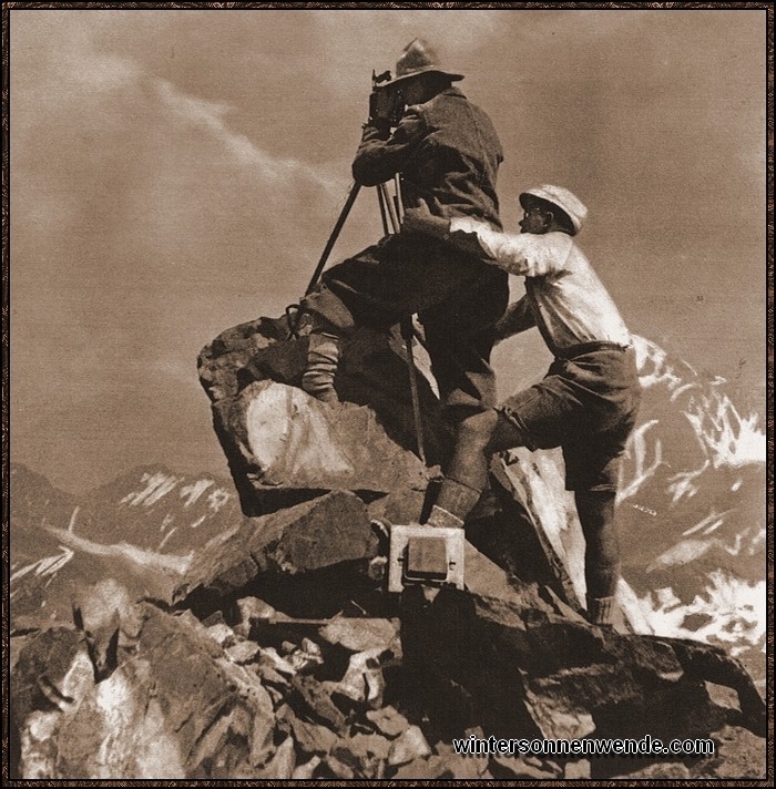 Ein deutscher Forscher, Dr. Bodeck, auf dem 4850 m hohen Gipfel des 
Alam-Ku bei Vermessungsarbeiten.