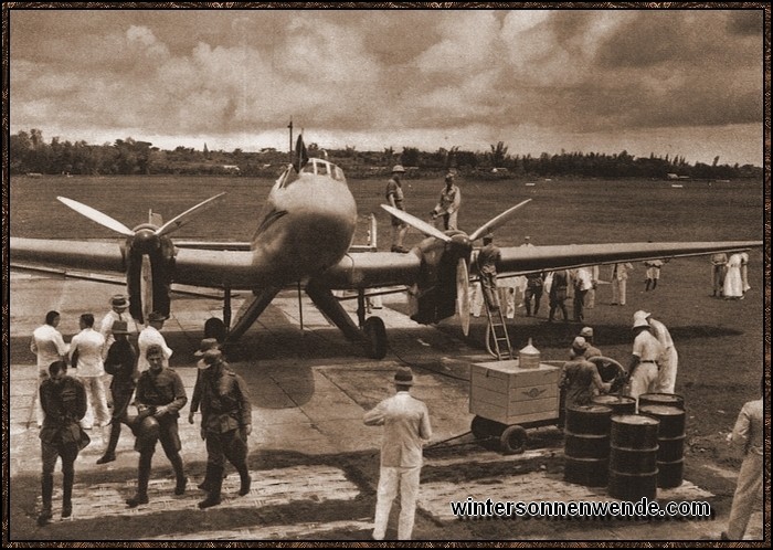 Das deutsche Verkehrsflugzeug der Type Ju 86 bei der Zwischenlandung in Soerabaia,
Indonesien. Der Flug dieser Maschine wurde zu einer Demonstration deutscher
Wertarbeit.