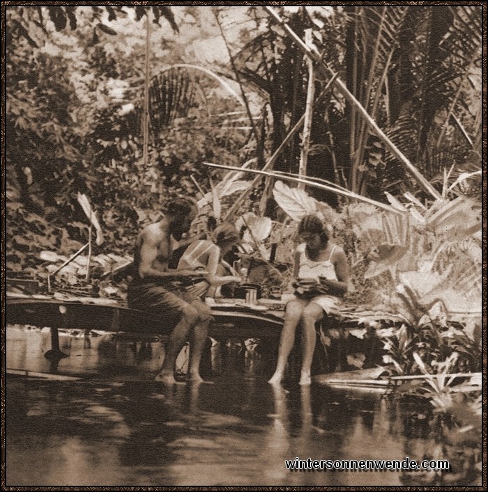 Der deutsche Forscher Gert Heinrich mit seiner Familie im tropischen Urwald von
Celebes, Indonesien.