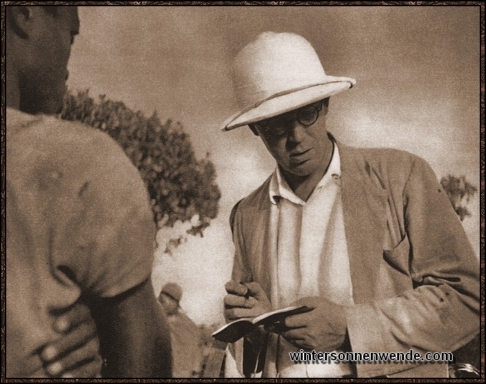Deutscher Farmer in Südwestafrika bei dem morgendlichen Appell seiner
schwarzen Landarbeiter.