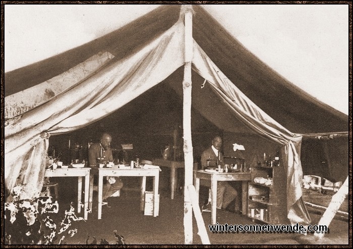 Robert Koch und einer seiner Mitarbeiter in ihrem Arbeitszelt in Bukoba während
der Schlafkrankheitsexpedition Kochs in den Jahren 1906 bis 1907.