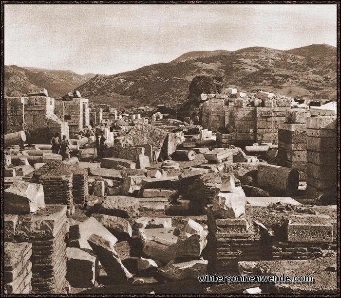 Die Johanneskirche in Ephesos nach dem Abschluß der Grabungen, von Westen aus
gesehen.