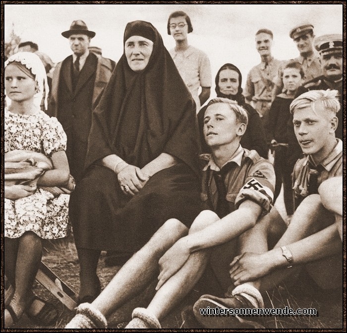 Die deutschen Hitlerjungen in einem Dorf bei Sofia, wo sie den Dorfbewohnern in einem
 'Lagerzirkus'  eine lustige Vorstellung geben.