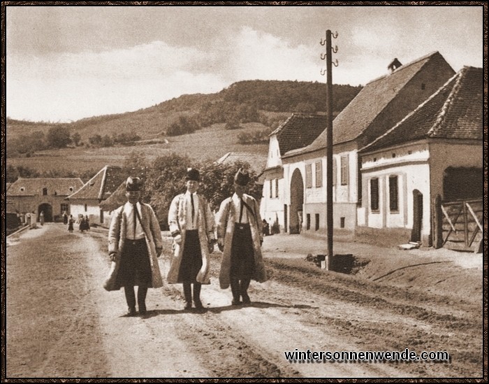 Drei deutsche Bauern vom Balkan beim Kirchgang. Die deutschen Bauern, die seit
Generationen überall über den Balkan verstreut in geschlossenen Siedlungen leben,
haben sich bis zur Gegenwart ihre Trachten erhalten.