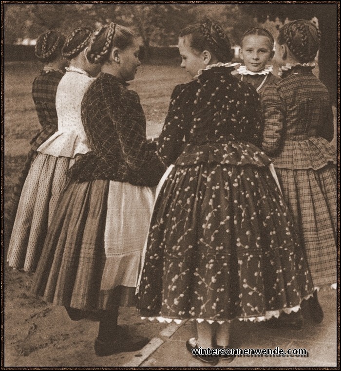 Deutsche Bauernmädchen aus Glogonj, Jugoslawien, tragen noch die Trachten
ihrer Vorfahren.