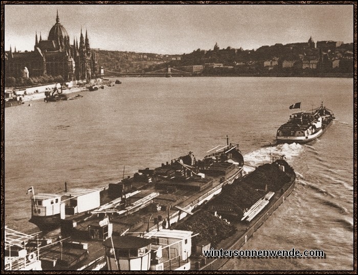 Deutschlands Handelswege nach dem Südosten führen meist über
Budapest. Das Bild zeigt einen deutschen Schleppzug mit der vielbegehrten deutschen Kohle auf
der Donau bei Budapest.
