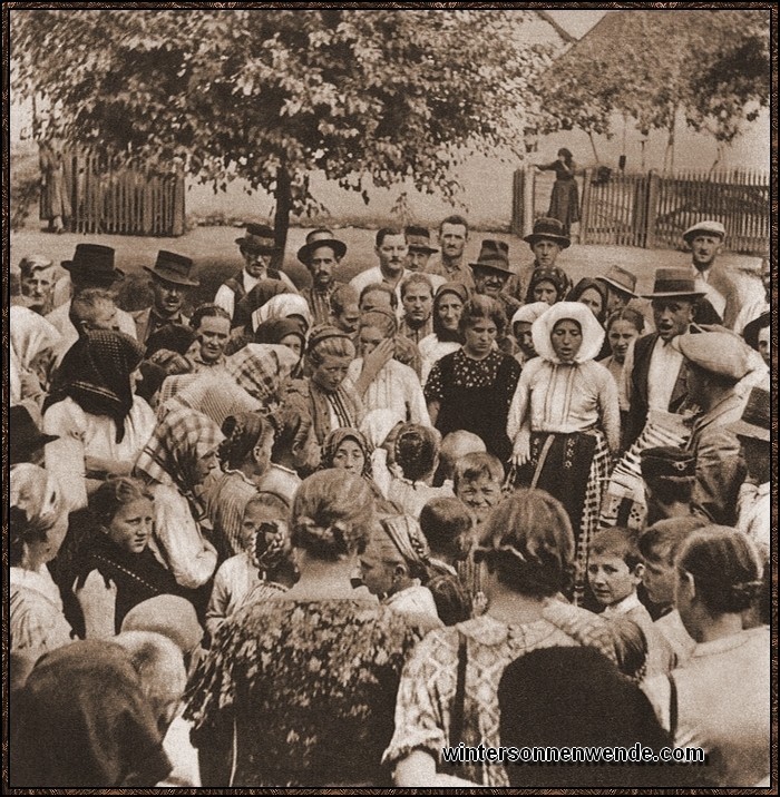 Volksliedersingen in dem deutschen Dorf Ujpetre in Ungarn.