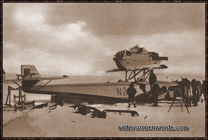 Auch die Forscher fremder Länder bedienten und bedienen sich der wertvollen
Hilfe, die deutsche Maschinen ihnen zu leisten vermögen. Unser Bild zeigt ein
Dornierflugzeug, das Amundsen bei seiner Expedition benutzte.