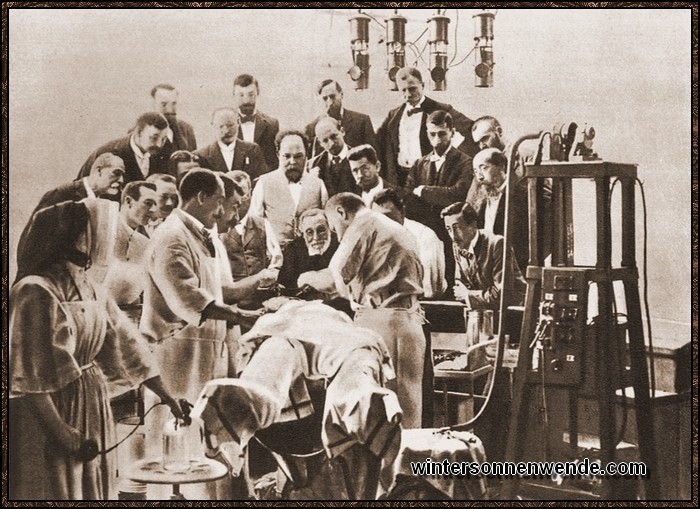 Der große deutsche Chirurg Rudolf Virchow bei einer Schädeloperation in
Paris im Jahre 1900. Virchow an der Kopfseite des Operationstisches in schwarzem Rock, mit
Bart.