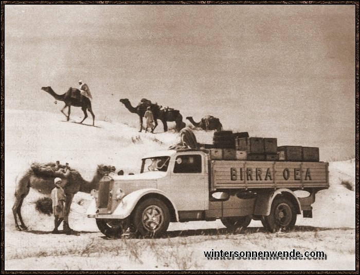 Einer der Lieferwagen des einzigen deutschen Bierbrauers in der italienischen Besitzung
Libyen begegnet einer Kamelkarawane mitten in der Wüste.
