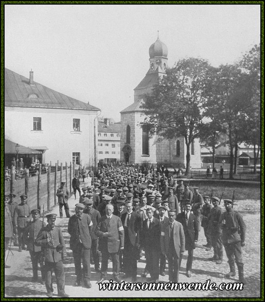 Vom Gottesdienst zurückkehrende Gefangene im Lager
Traunstein.