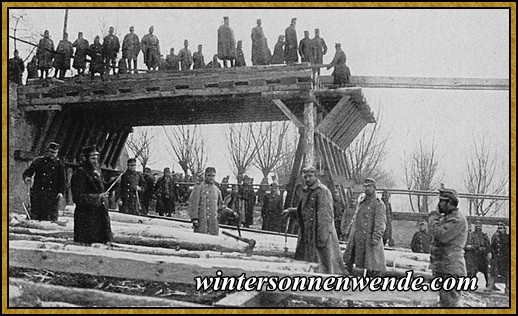 K. u. k. Pioniere beim Wiederherstellen gesprengter Brücken.