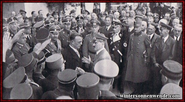 Der Führer, seine Mitarbeiter, Bundeskanzler Dr. Seyß-
Inquart (Mitte) und Vizekanzler Dr. Glaise-Horstenau (ganz rechts) in Linz.
13. 3. 1938.