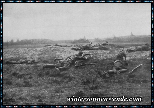 Deutsche Infanterie im Feuer vor Soissons.