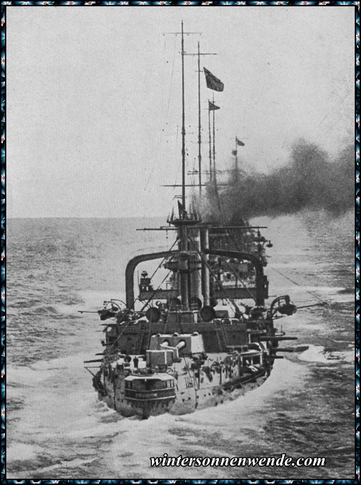 Der englische Dreadnought 'Triumph' bei Beschießung der Dardanellen.