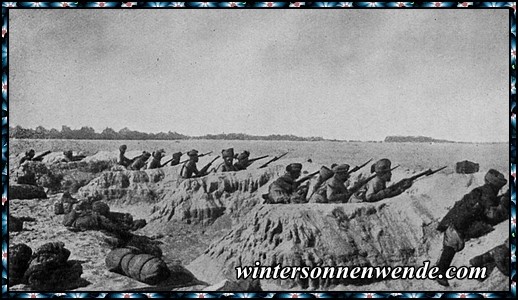 Indische Truppen in Schützengräben am Suezkanal.