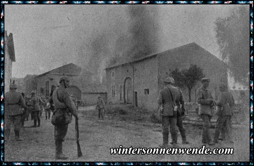 Deutsche Soldaten zünden ein Franktireur-Haus an.