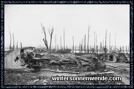 Fünf zerstörte englische Tanks am Somme-Ufer.