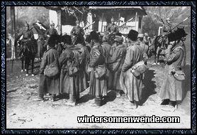 Gefangene Rumänen werden durch bayerische Chevaulegers abtransportiert.