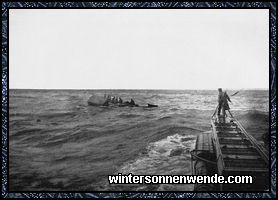 Englische Schiffbrüchige werden durch ein deutsches Unterseeboot geborgen.