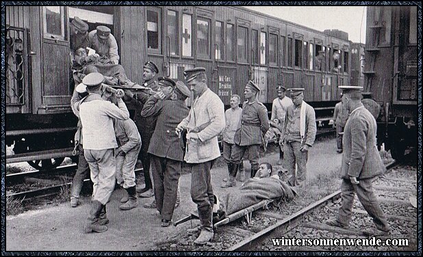 Verladung verwundeter Gefangener in einen Lazarettzug.