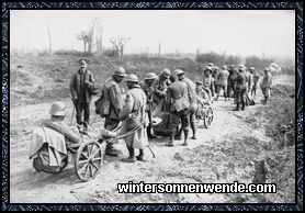 Verwundete Deutsche werden zu einem rückwärtigen Verbandsplatz gebracht.