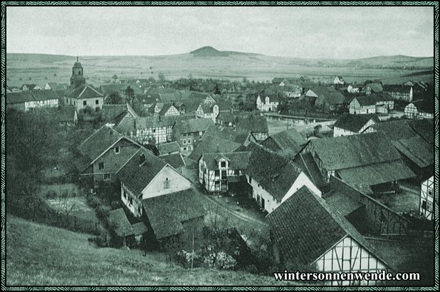 Ein hessisches Dorf mit Blick auf den Heiligenberg.
