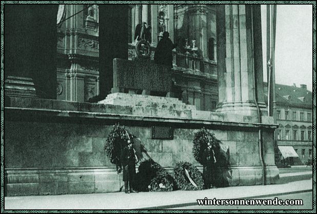 München. Mahnmal an den 9. November 1923 auf der Ostseite der Feldherrnhalle.