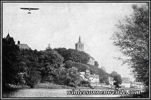 Bruno Werntgen fliegt über die Schwanenburg Kleve.