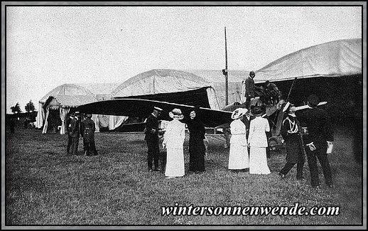 Prinz Heinrich besichtigt die Flugzeuge.