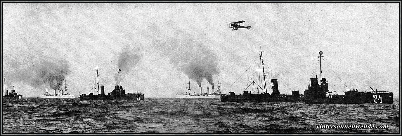 Begegnung eines Albatros-Doppeldeckers mit Torpedobooten.