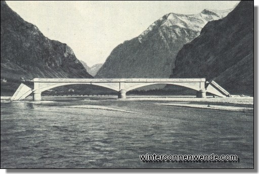 Von den Italienern beim Rückzug gesprengte Brücke im Piavetal.