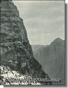 Kavernierte Kanonenbatterie in den Felsen ober dem Gardasee.