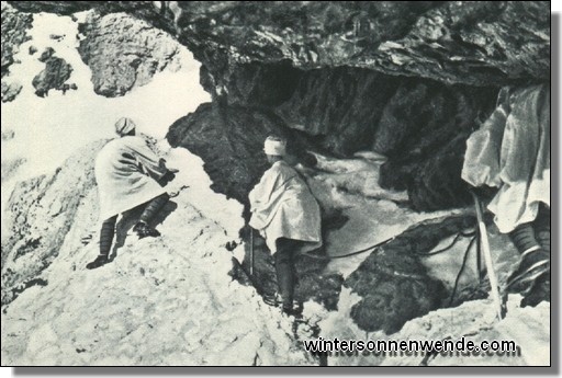 Kletternde Mimikrypatrouille im Hochgebirge.