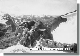 Sandsackbarrikaden am Trafoier Joch. Im Hintergrund von Italienern besetztes Gebirge.