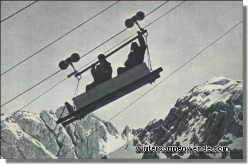 Fahrt mit einer Drahtseilbahn in den Dolomiten.