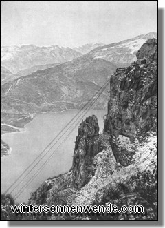 Seilbahnstation in den Felsen der Rocchetta.